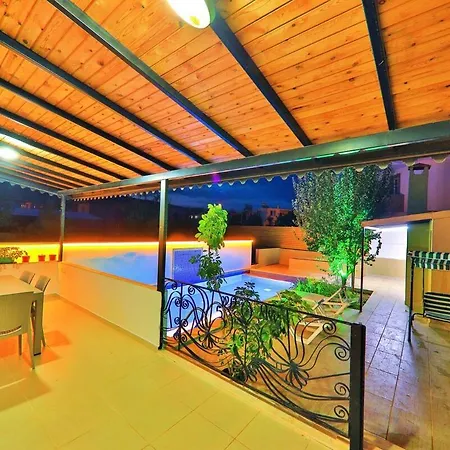 Lucy 1 Villa